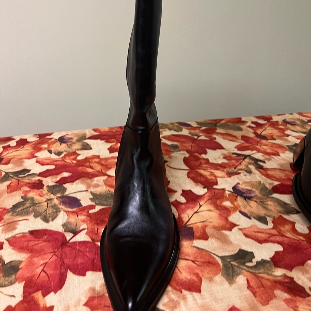 Vagabond gently worn tall leather pointed toe boots. Size 41